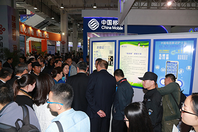 天坦移動醫(yī)、護亮相信博會，展臺前人頭攢動