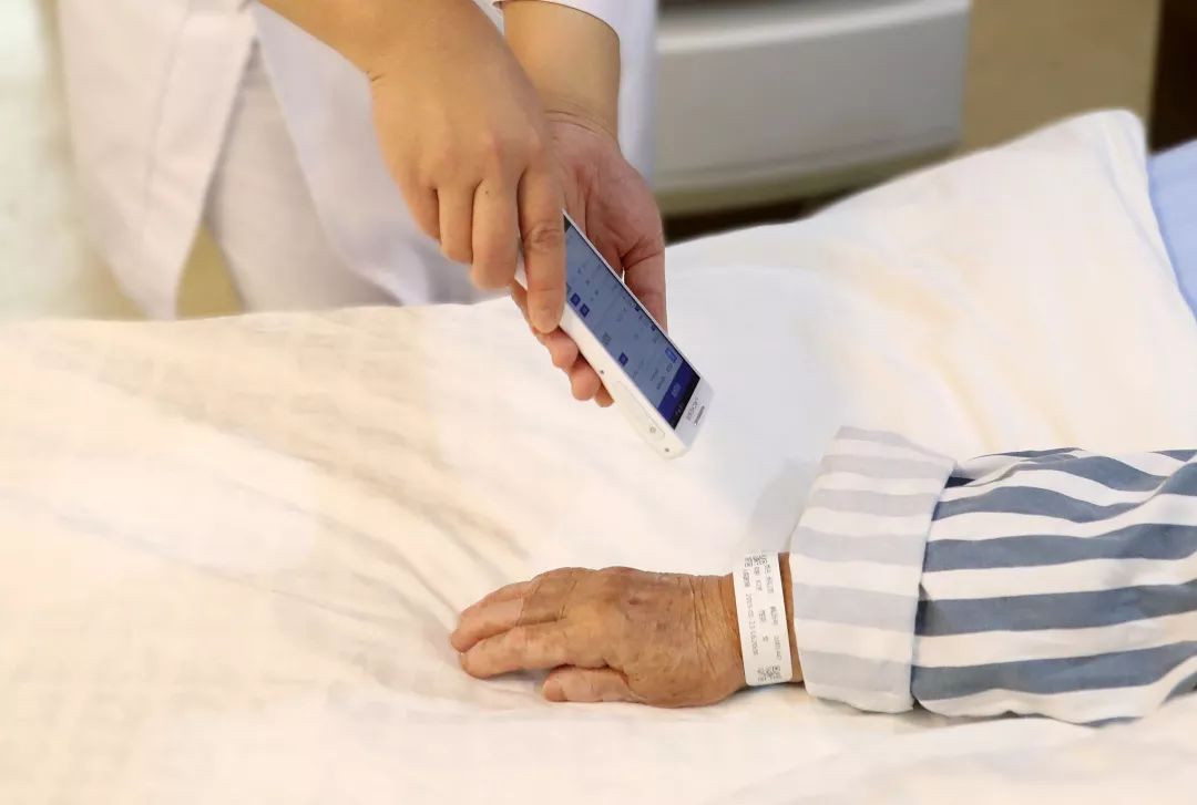 首發(fā)丨走進(jìn)智慧病房，用科技托起生命的重量